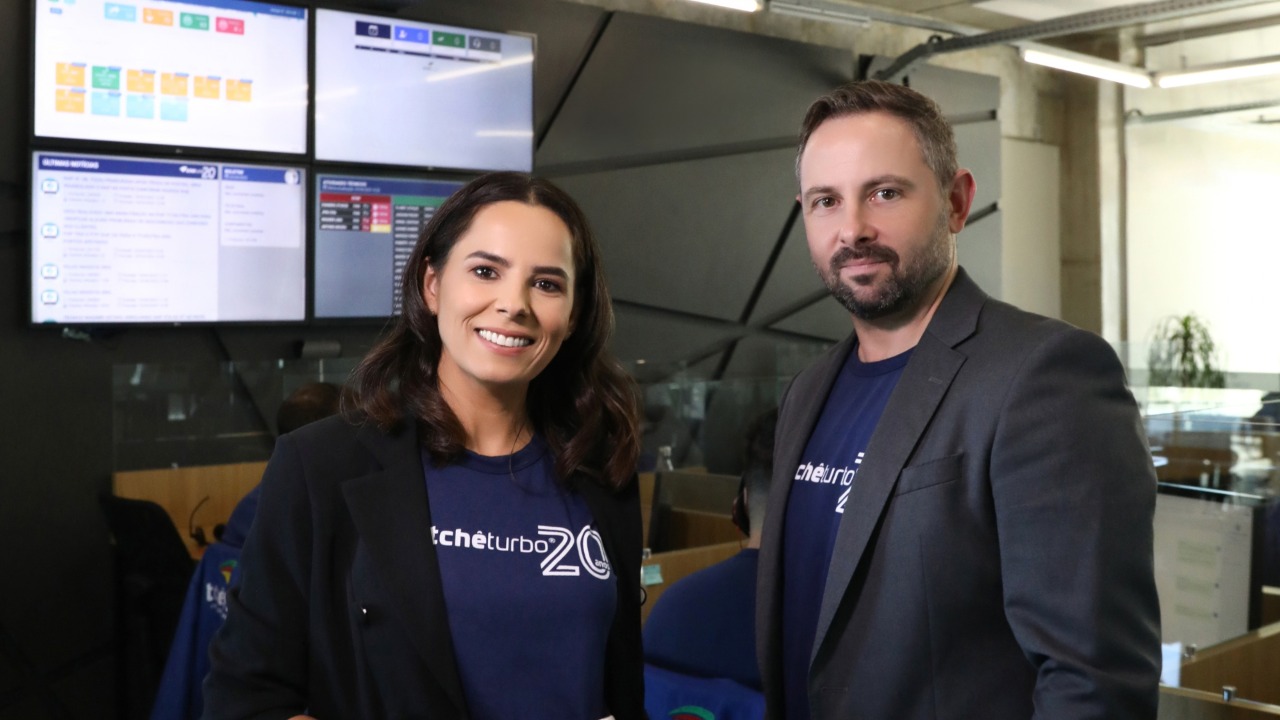Colaboradores da Tchêturbo no painel que anuncia a empresa entre as melhores para trabalhar no Brasil