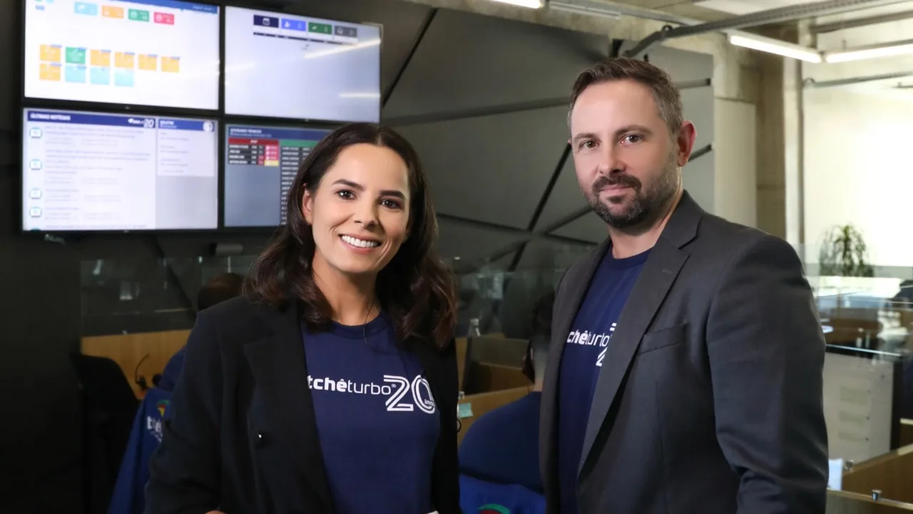Colaboradores da Tchêturbo no painel que anuncia a empresa entre as melhores para trabalhar no Brasil