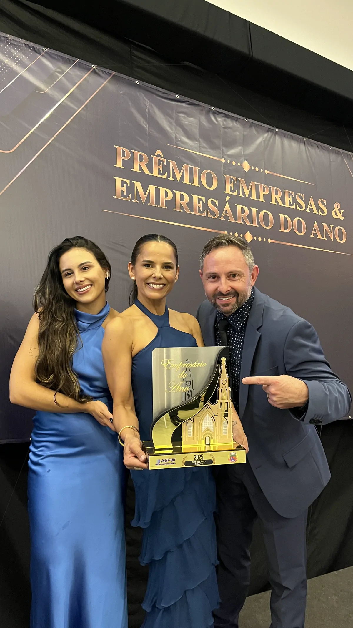 Luiz Bastian Júnior e Sônia Mara Cenedese Bastian com o troféu e o certificado do Prêmio Empresas & Empresário do Ano, em 2017