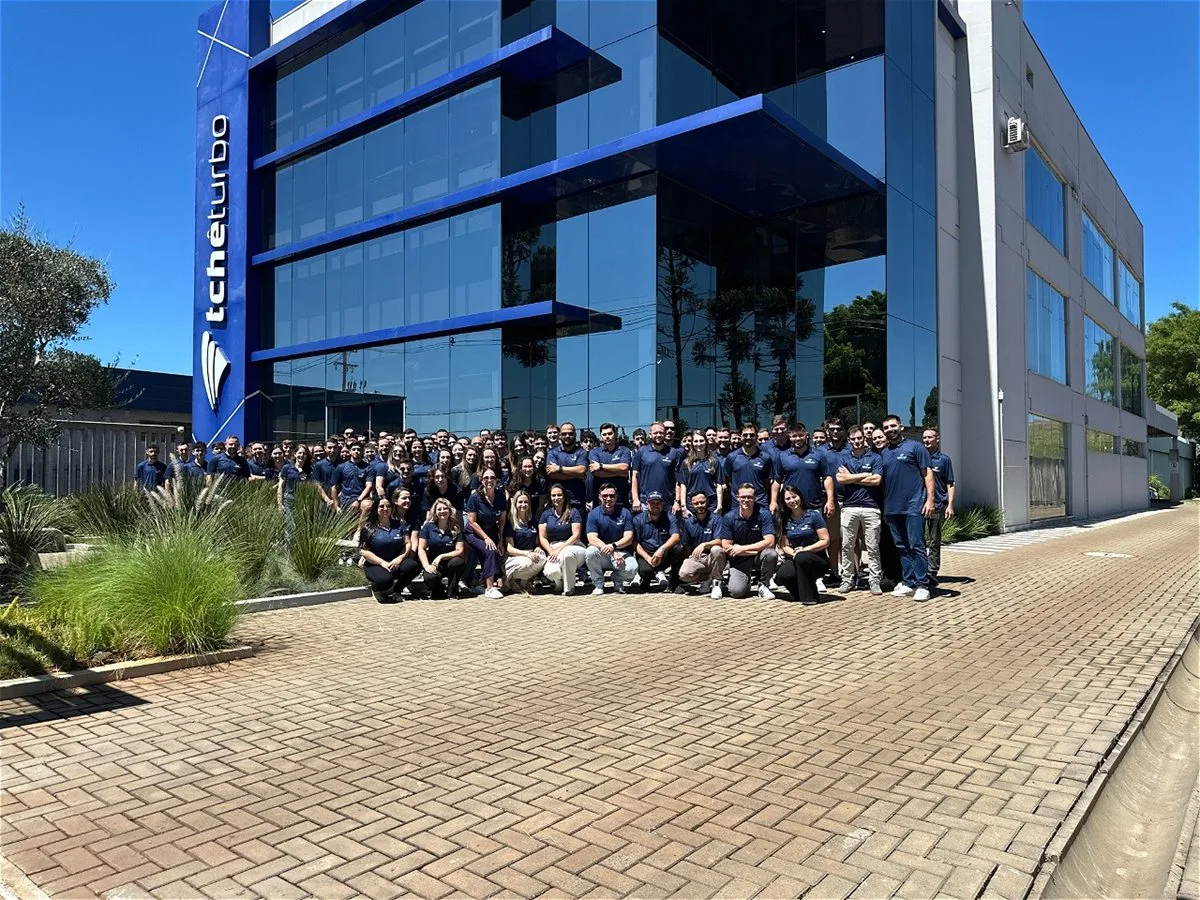 Equipe Tchêturbo reunida em frente à sede