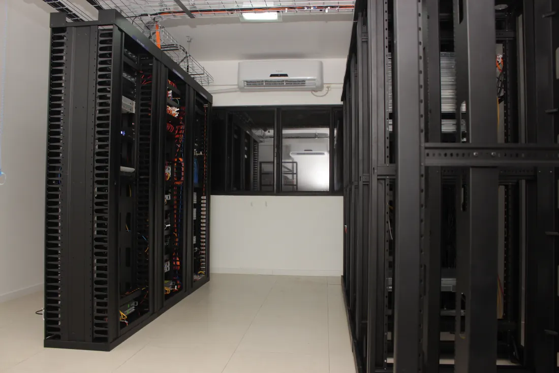 Corredor entre os racks do data center da Tchêturbo