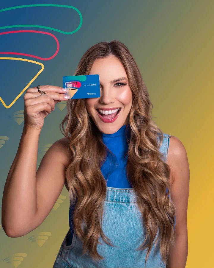 Helena, da campanha do TchêMóvel, segurando o chip Tchêturbo