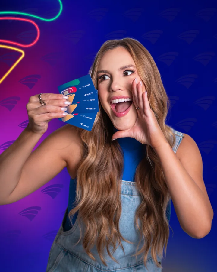 Helena, da campanha do TchêMóvel, apresentando o chip Tchêturbo