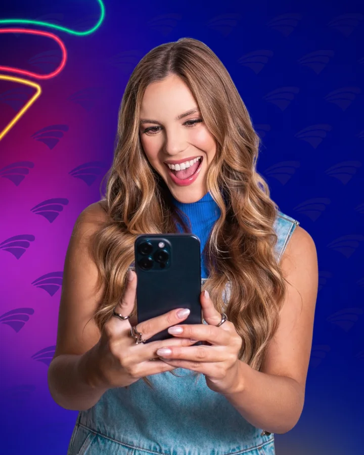 Helena, da campanha do TchêMóvel, com o chip Tchêturbo em destaque
